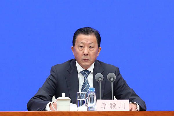 于是，他对叶辰说道：叶先生，以后伊藤家族会逐步交给菜菜子来运营管理，如果你改变主意，随时可以联系她，相信你们一定能够建立起非常好的合作基础。